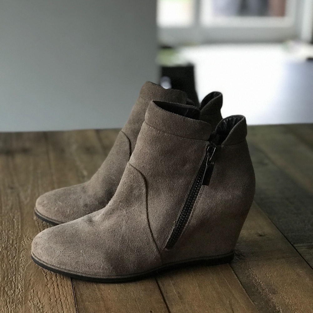Kenneth Cole beige suede bootie